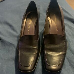 It is a black pump that is 7 1/2 M in women’s only worn four times.